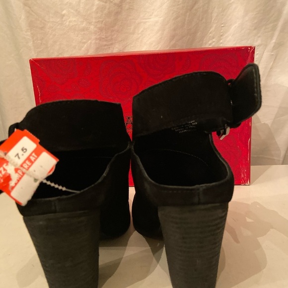 Carlos “Hawthorne” black suede ankle boots 7.5 - Picture 3 of 7